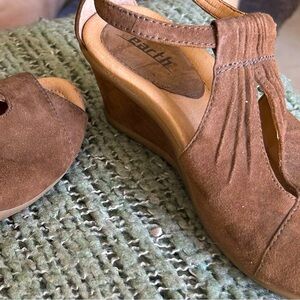 Earth wedge sandals, dark khaki, size 5.5